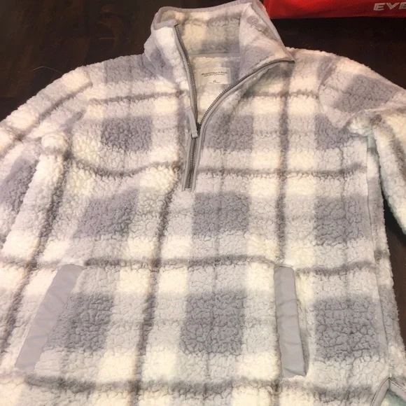 Abercrombie & Fitch Gray and Cream Zip Up Sweater - Picture 15 of 15
